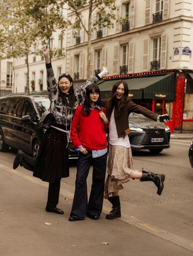 天顺娱乐官方：51岁周迅又穿成人间香奈儿，这个搭配思路确实好用