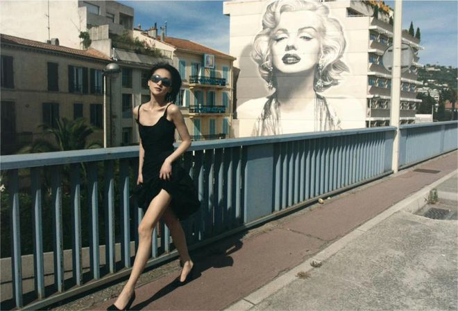 天顺娱乐官方：51岁周迅又穿成人间香奈儿，这个搭配思路确实好用