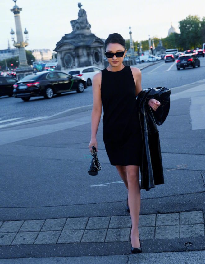 天顺娱乐官方：51岁周迅又穿成人间香奈儿，这个搭配思路确实好用