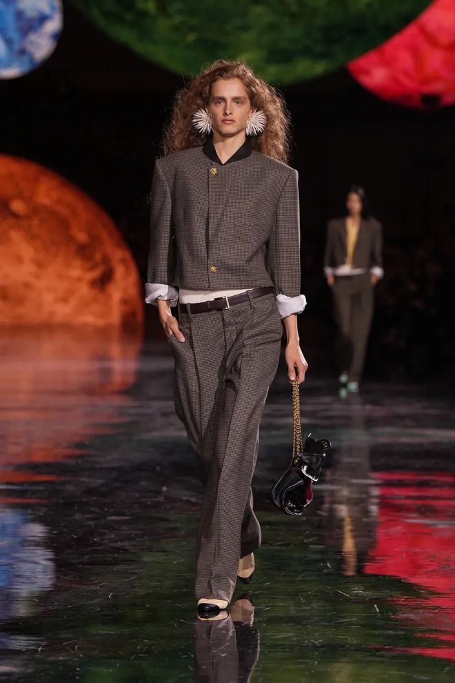 天顺娱乐官方：51岁周迅又穿成人间香奈儿，这个搭配思路确实好用