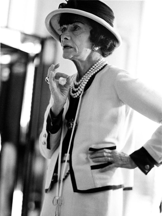 天顺娱乐官方：51岁周迅又穿成人间香奈儿，这个搭配思路确实好用