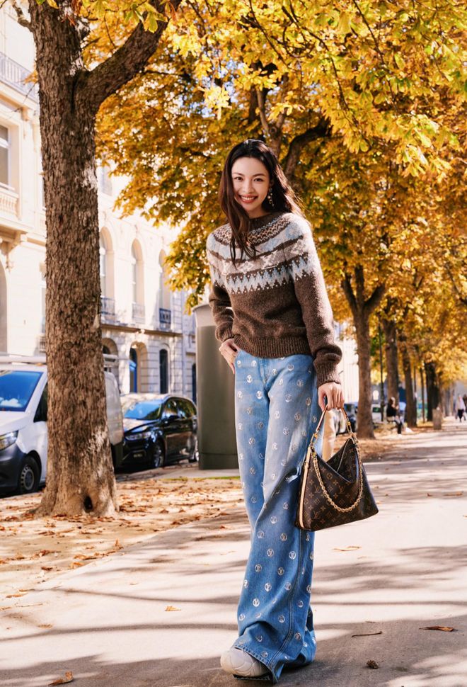 天顺娱乐官方：51岁周迅又穿成人间香奈儿，这个搭配思路确实好用