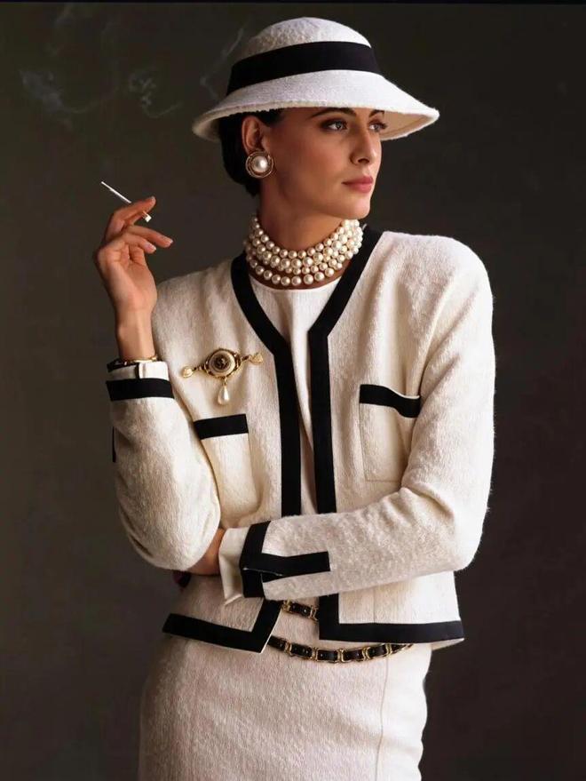 天顺娱乐官方：51岁周迅又穿成人间香奈儿，这个搭配思路确实好用