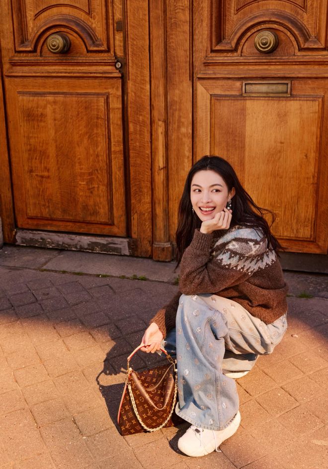 天顺娱乐官方：51岁周迅又穿成人间香奈儿，这个搭配思路确实好用