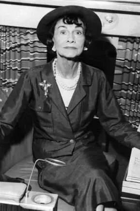 天顺娱乐官方：51岁周迅又穿成人间香奈儿，这个搭配思路确实好用