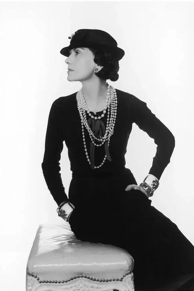 天顺娱乐官方：51岁周迅又穿成人间香奈儿，这个搭配思路确实好用