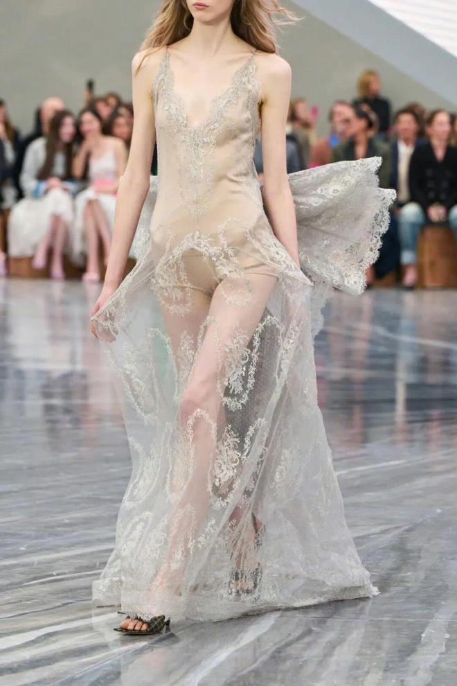 天顺娱乐官方：51岁周迅又穿成人间香奈儿，这个搭配思路确实好用