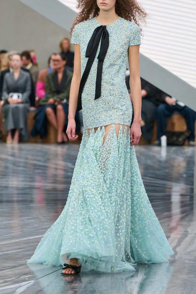 天顺娱乐官方：51岁周迅又穿成人间香奈儿，这个搭配思路确实好用