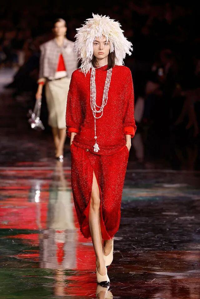 天顺娱乐官方：51岁周迅又穿成人间香奈儿，这个搭配思路确实好用