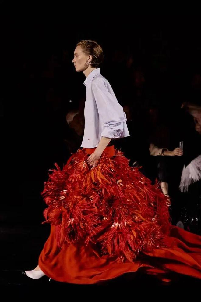 天顺娱乐官方：51岁周迅又穿成人间香奈儿，这个搭配思路确实好用