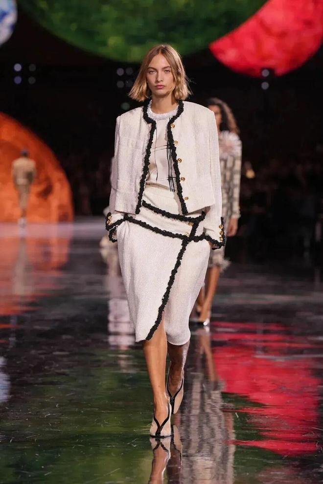 天顺娱乐官方：51岁周迅又穿成人间香奈儿，这个搭配思路确实好用