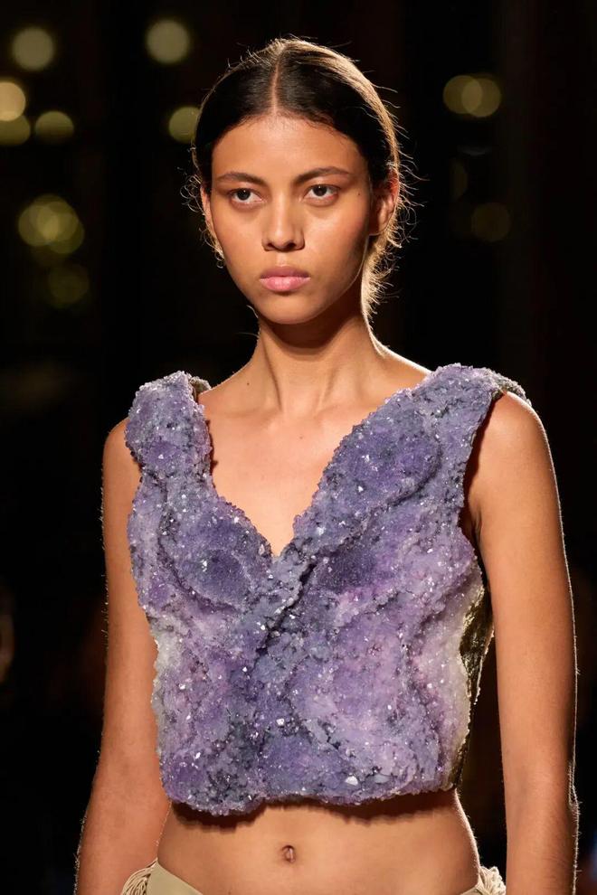 天顺娱乐官方：51岁周迅又穿成人间香奈儿，这个搭配思路确实好用