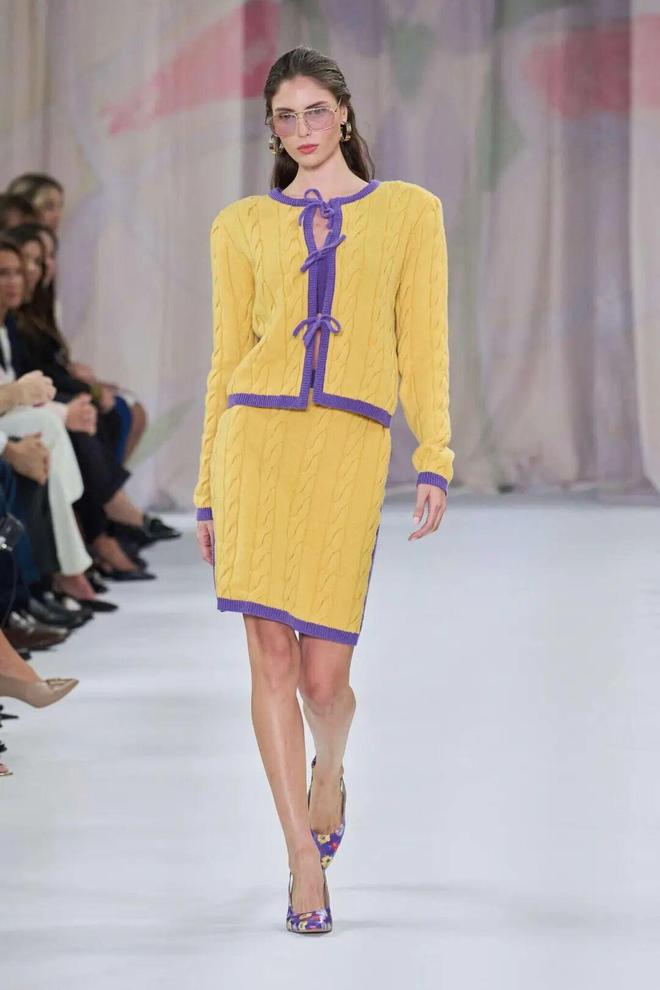 天顺娱乐官方：51岁周迅又穿成人间香奈儿，这个搭配思路确实好用