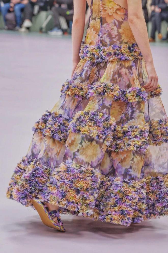 天顺娱乐官方：51岁周迅又穿成人间香奈儿，这个搭配思路确实好用