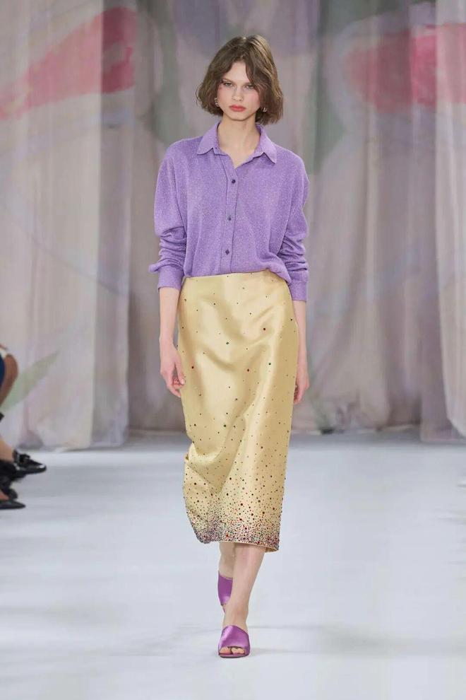 天顺娱乐官方：51岁周迅又穿成人间香奈儿，这个搭配思路确实好用