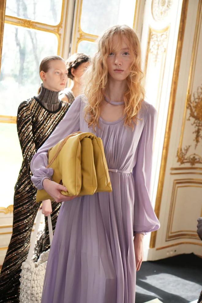 天顺娱乐官方：51岁周迅又穿成人间香奈儿，这个搭配思路确实好用