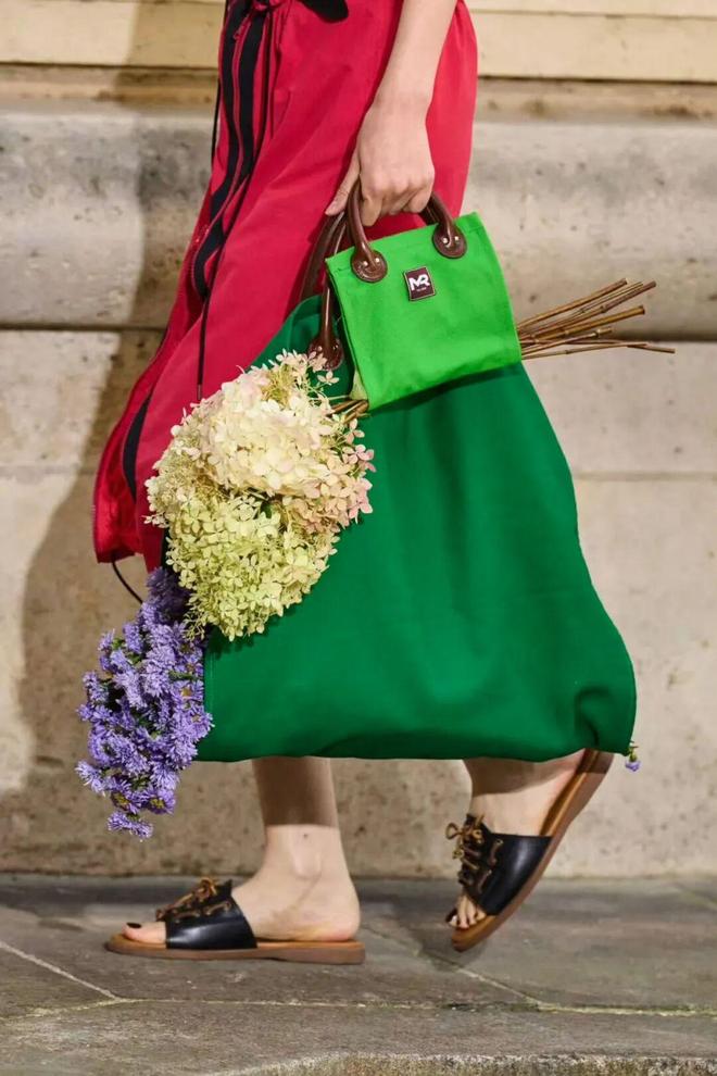 天顺娱乐官方：51岁周迅又穿成人间香奈儿，这个搭配思路确实好用