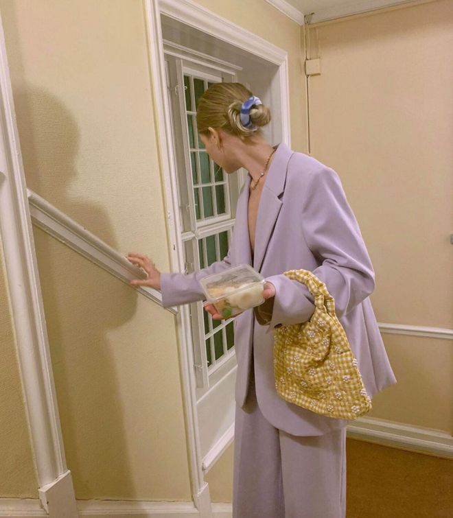 天顺娱乐官方：51岁周迅又穿成人间香奈儿，这个搭配思路确实好用