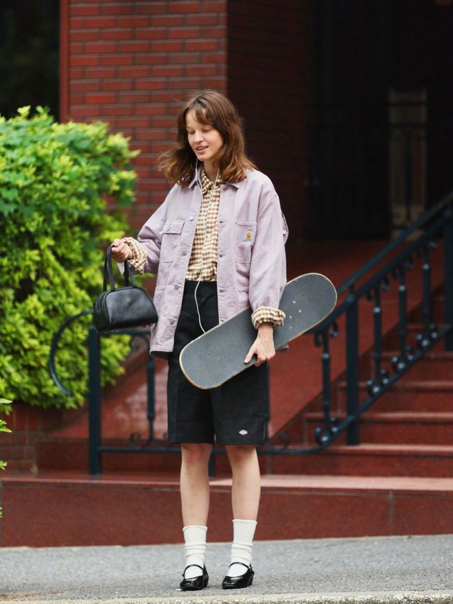 天顺娱乐官方：51岁周迅又穿成人间香奈儿，这个搭配思路确实好用