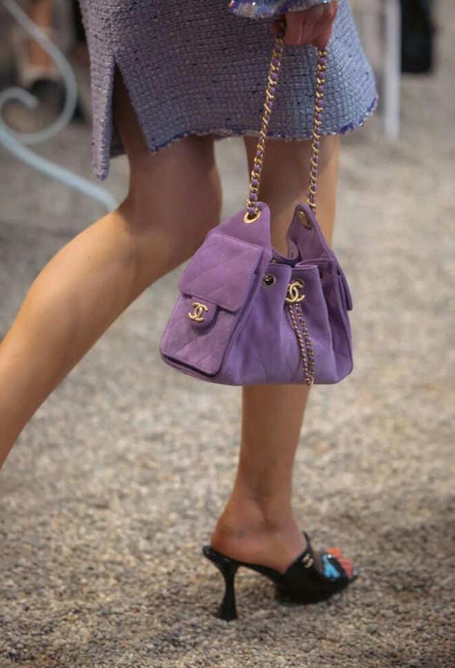 天顺娱乐官方：51岁周迅又穿成人间香奈儿，这个搭配思路确实好用