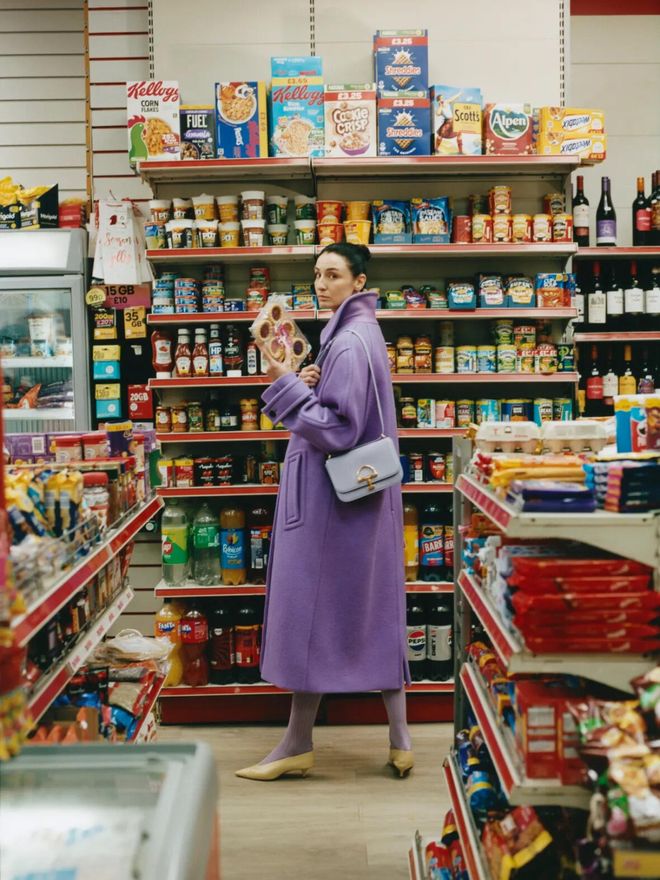 天顺娱乐官方：51岁周迅又穿成人间香奈儿，这个搭配思路确实好用