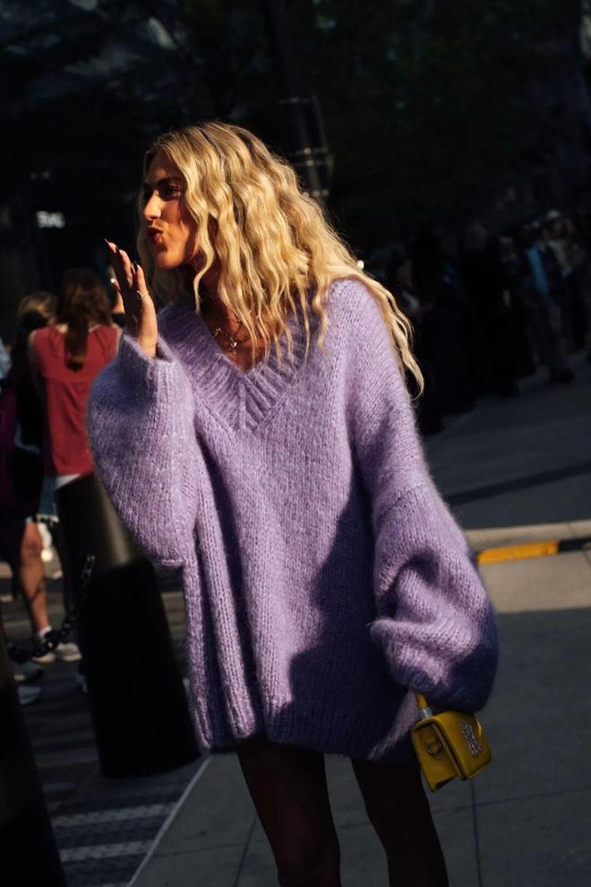 天顺娱乐官方：51岁周迅又穿成人间香奈儿，这个搭配思路确实好用