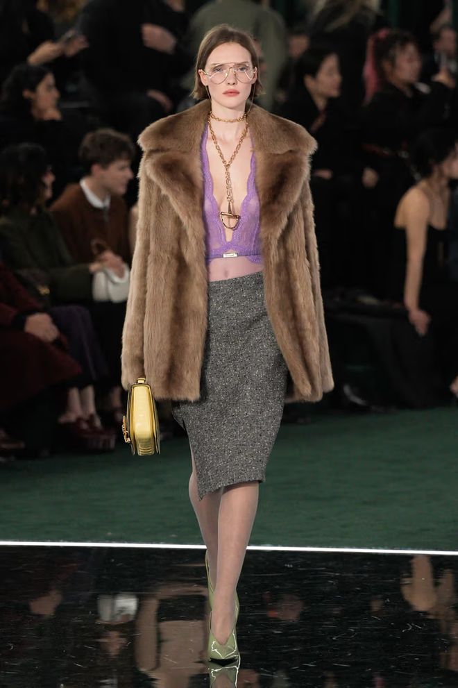 天顺娱乐官方：51岁周迅又穿成人间香奈儿，这个搭配思路确实好用