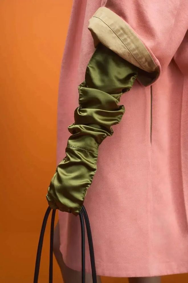 天顺娱乐官方：51岁周迅又穿成人间香奈儿，这个搭配思路确实好用