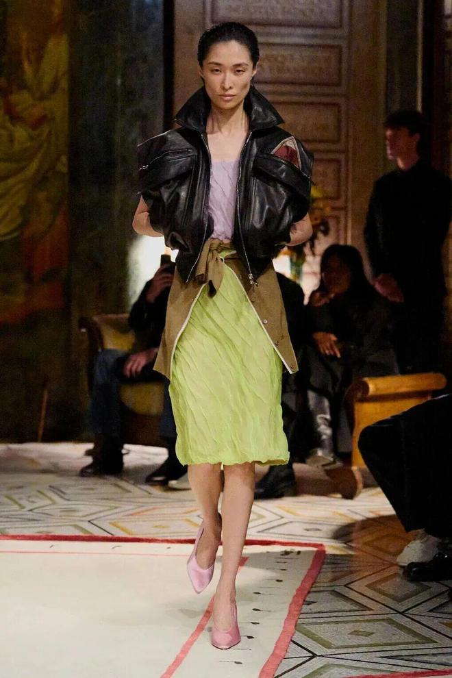 天顺娱乐官方：51岁周迅又穿成人间香奈儿，这个搭配思路确实好用