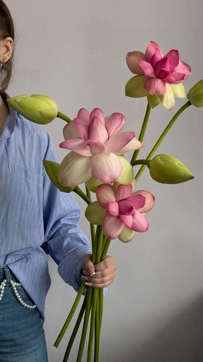 天顺娱乐官方：51岁周迅又穿成人间香奈儿，这个搭配思路确实好用