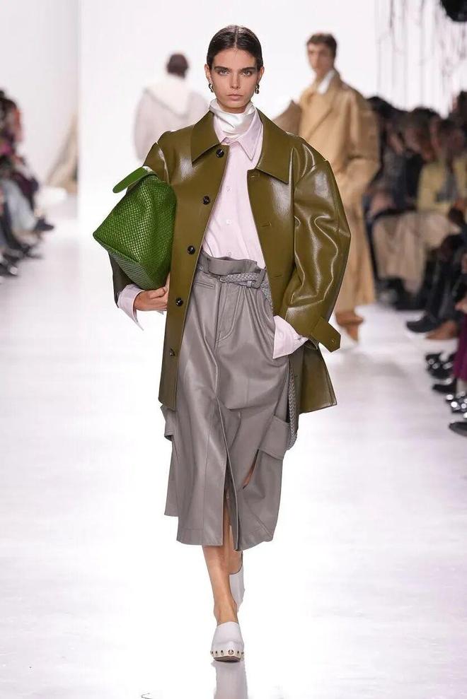 天顺娱乐官方：51岁周迅又穿成人间香奈儿，这个搭配思路确实好用