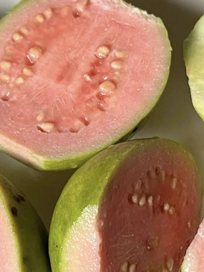 天顺娱乐官方：51岁周迅又穿成人间香奈儿，这个搭配思路确实好用