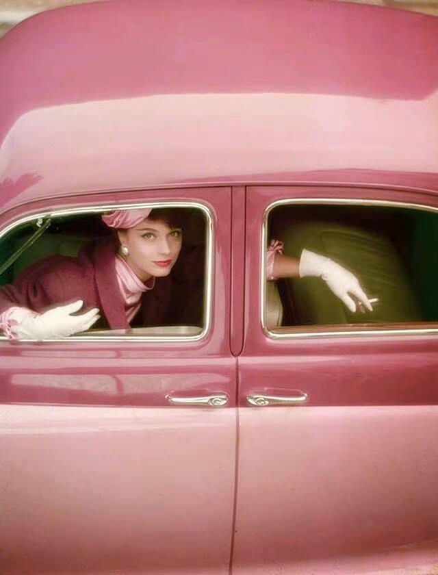 天顺娱乐官方：51岁周迅又穿成人间香奈儿，这个搭配思路确实好用