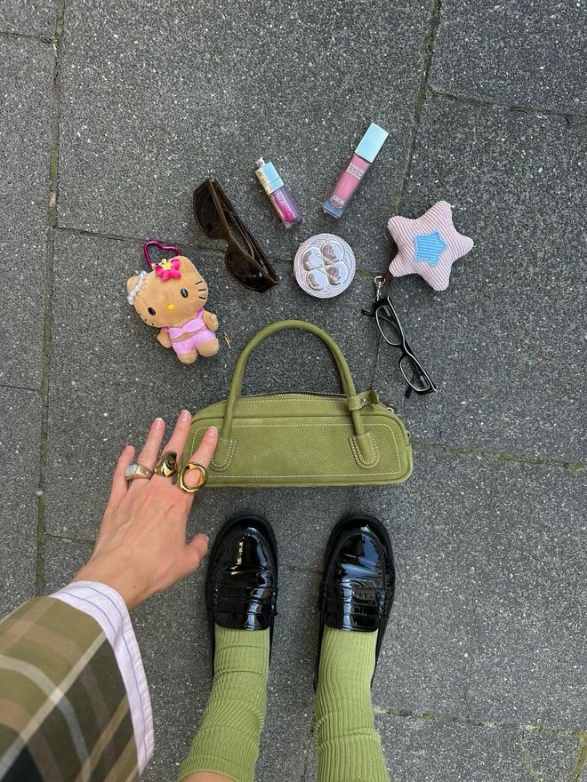 天顺娱乐官方：51岁周迅又穿成人间香奈儿，这个搭配思路确实好用