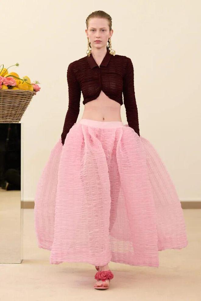 天顺娱乐官方：51岁周迅又穿成人间香奈儿，这个搭配思路确实好用