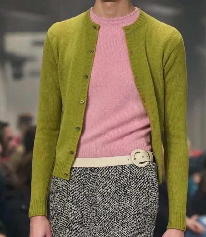 天顺娱乐官方：51岁周迅又穿成人间香奈儿，这个搭配思路确实好用