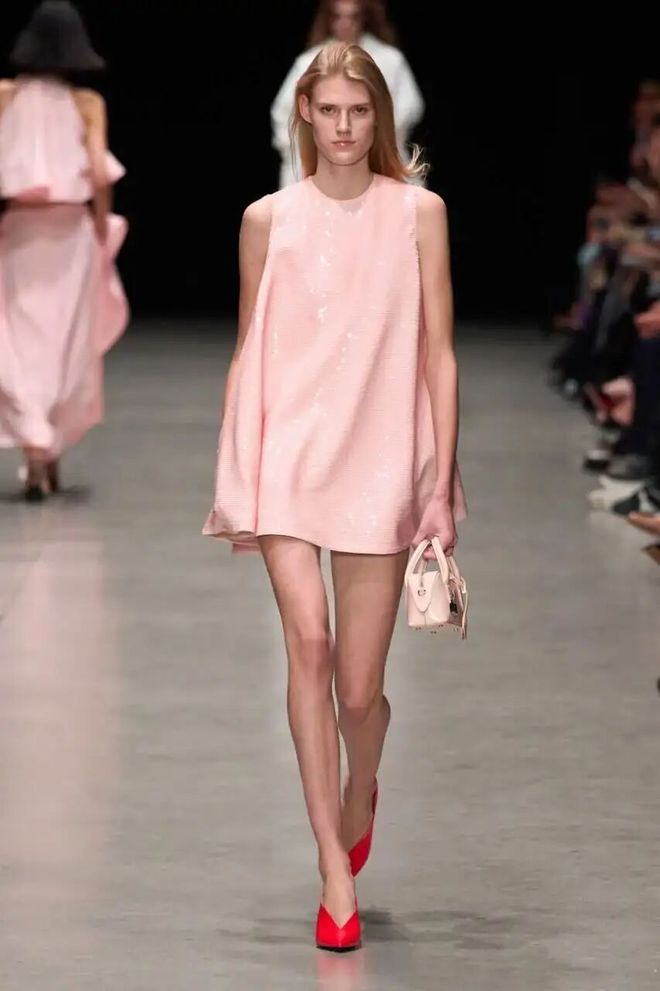 天顺娱乐官方：51岁周迅又穿成人间香奈儿，这个搭配思路确实好用