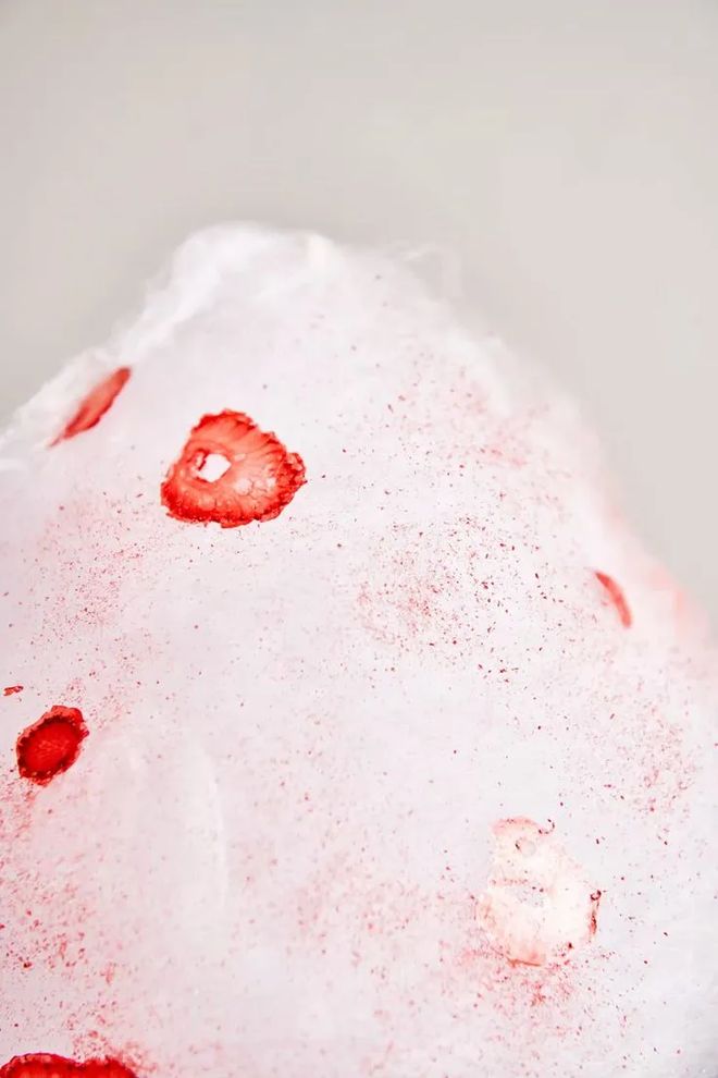 天顺娱乐官方：51岁周迅又穿成人间香奈儿，这个搭配思路确实好用