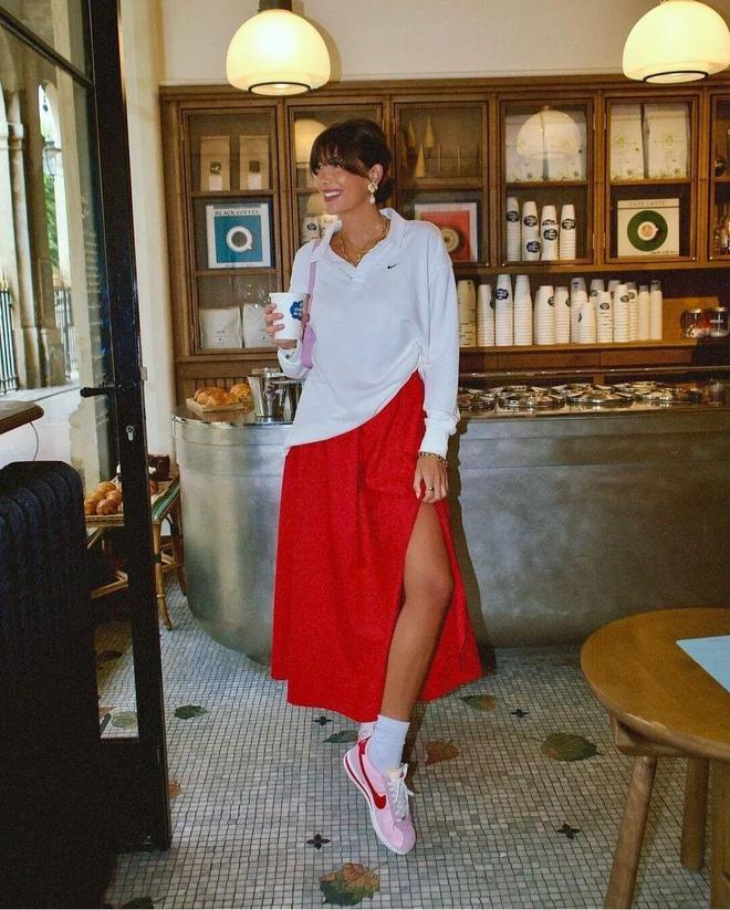 天顺娱乐官方：51岁周迅又穿成人间香奈儿，这个搭配思路确实好用