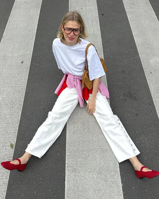 天顺娱乐官方：51岁周迅又穿成人间香奈儿，这个搭配思路确实好用