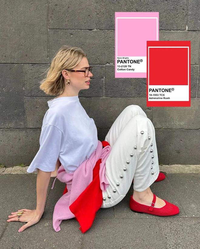 天顺娱乐官方：51岁周迅又穿成人间香奈儿，这个搭配思路确实好用