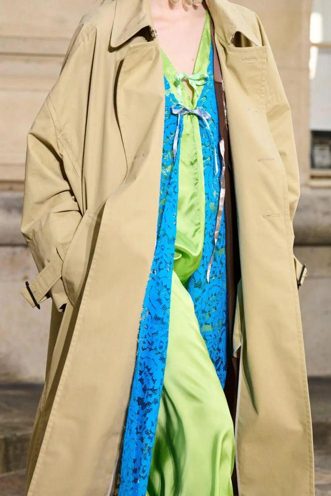 天顺娱乐官方：51岁周迅又穿成人间香奈儿，这个搭配思路确实好用