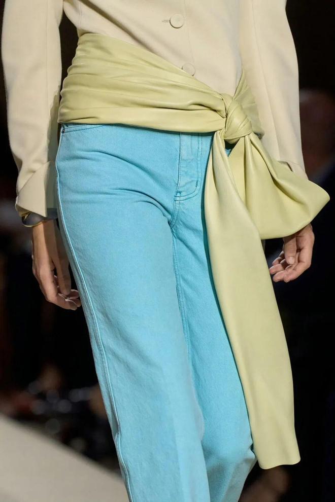 天顺娱乐官方：51岁周迅又穿成人间香奈儿，这个搭配思路确实好用