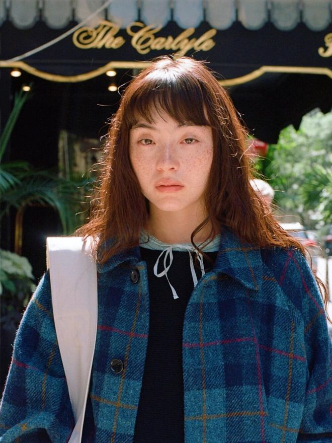 天顺娱乐官方：51岁周迅又穿成人间香奈儿，这个搭配思路确实好用