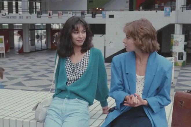 天顺娱乐官方：51岁周迅又穿成人间香奈儿，这个搭配思路确实好用