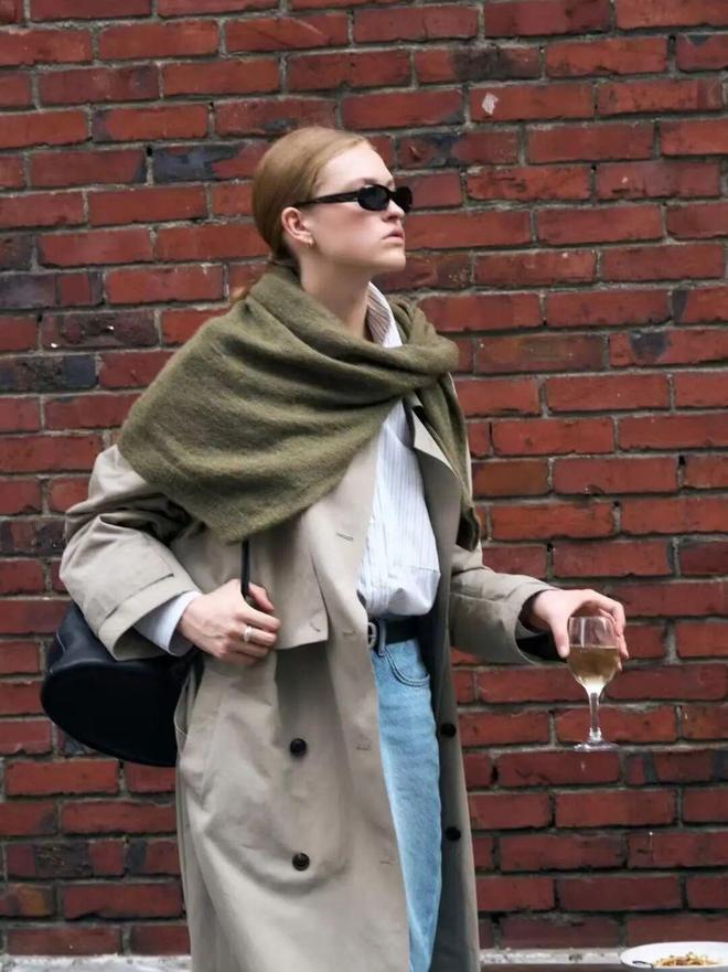 天顺娱乐官方：51岁周迅又穿成人间香奈儿，这个搭配思路确实好用