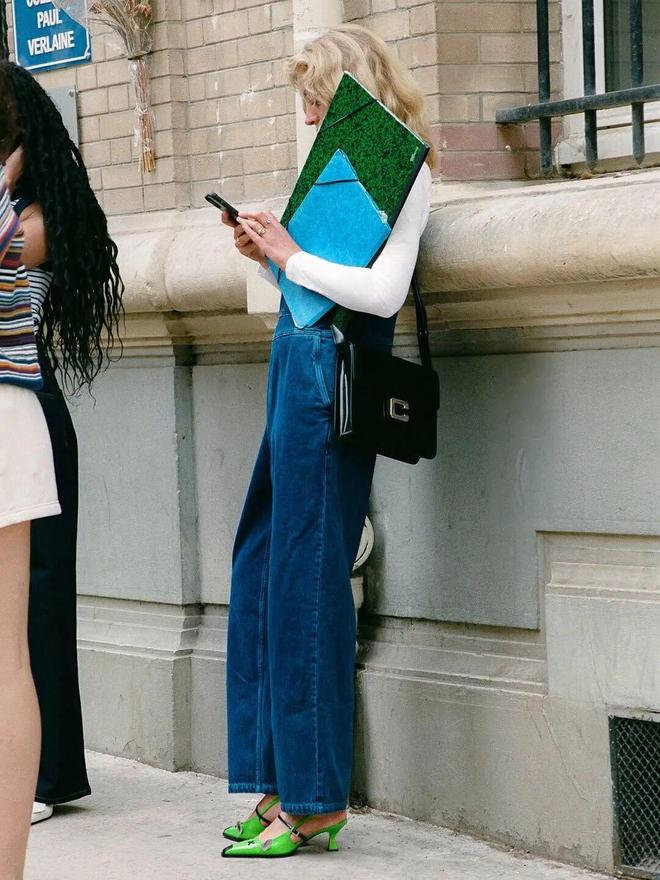 天顺娱乐官方：51岁周迅又穿成人间香奈儿，这个搭配思路确实好用