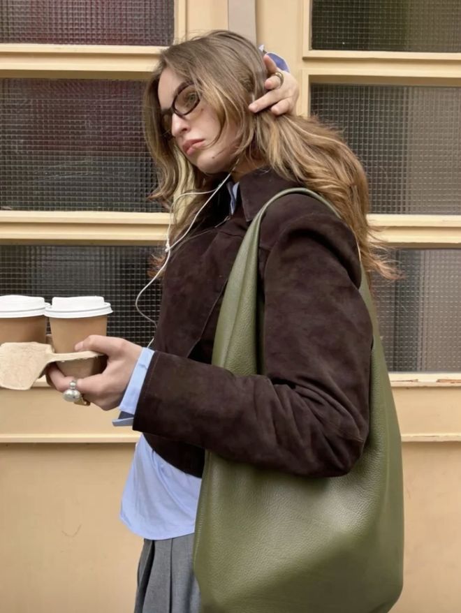 天顺娱乐官方：51岁周迅又穿成人间香奈儿，这个搭配思路确实好用