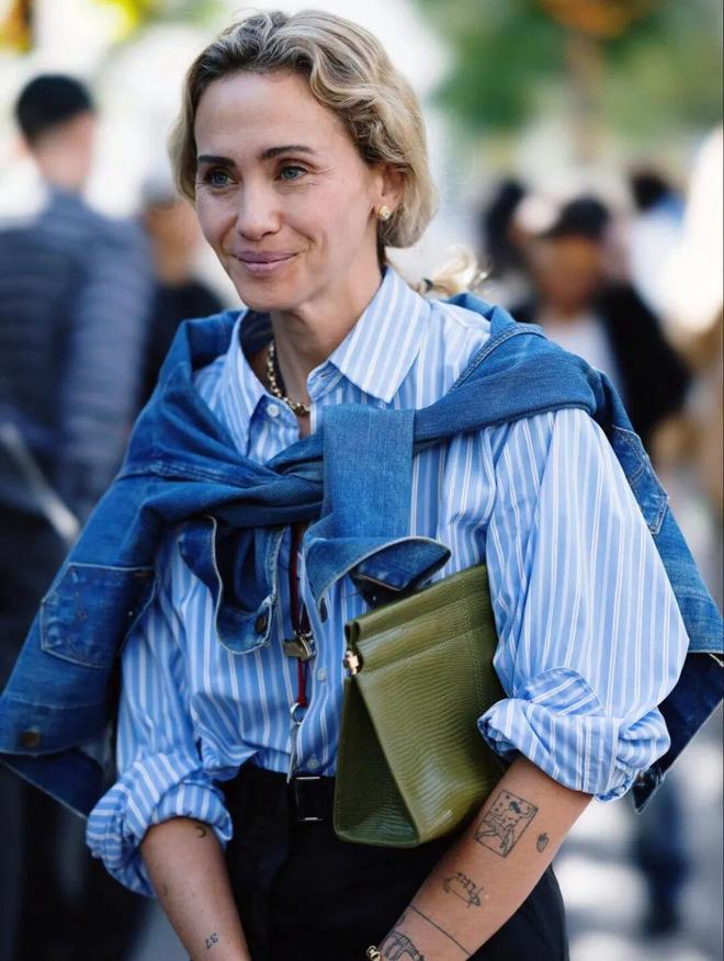 天顺娱乐官方：51岁周迅又穿成人间香奈儿，这个搭配思路确实好用