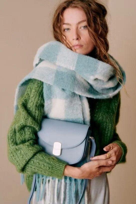 天顺娱乐官方：51岁周迅又穿成人间香奈儿，这个搭配思路确实好用